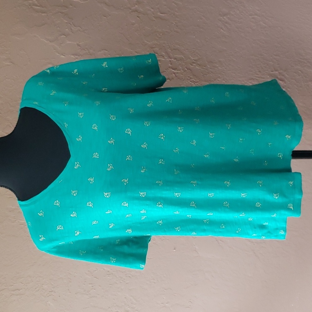 Chico's Ultimate Tee Green V Neck with Gold Sailboats